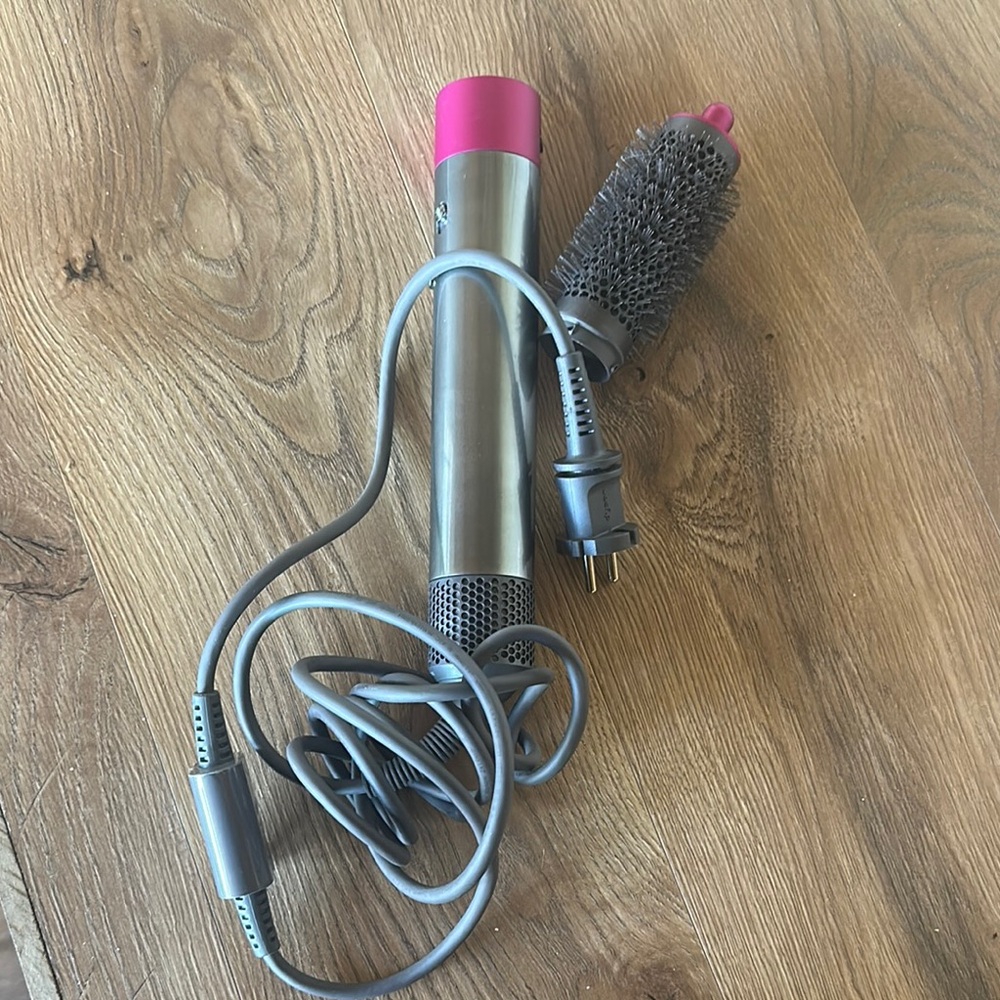 BROKEN! Dyson - may be used for parts